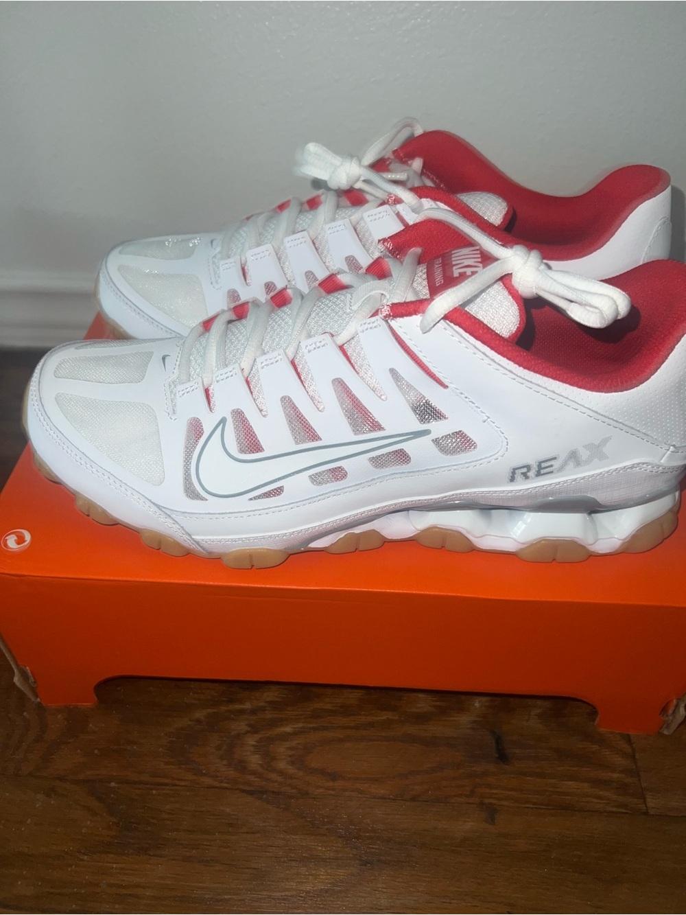 New W/ Box Men's Nike Reax 8 TR White/Wolf Grey/Chile Red/White 621716 103